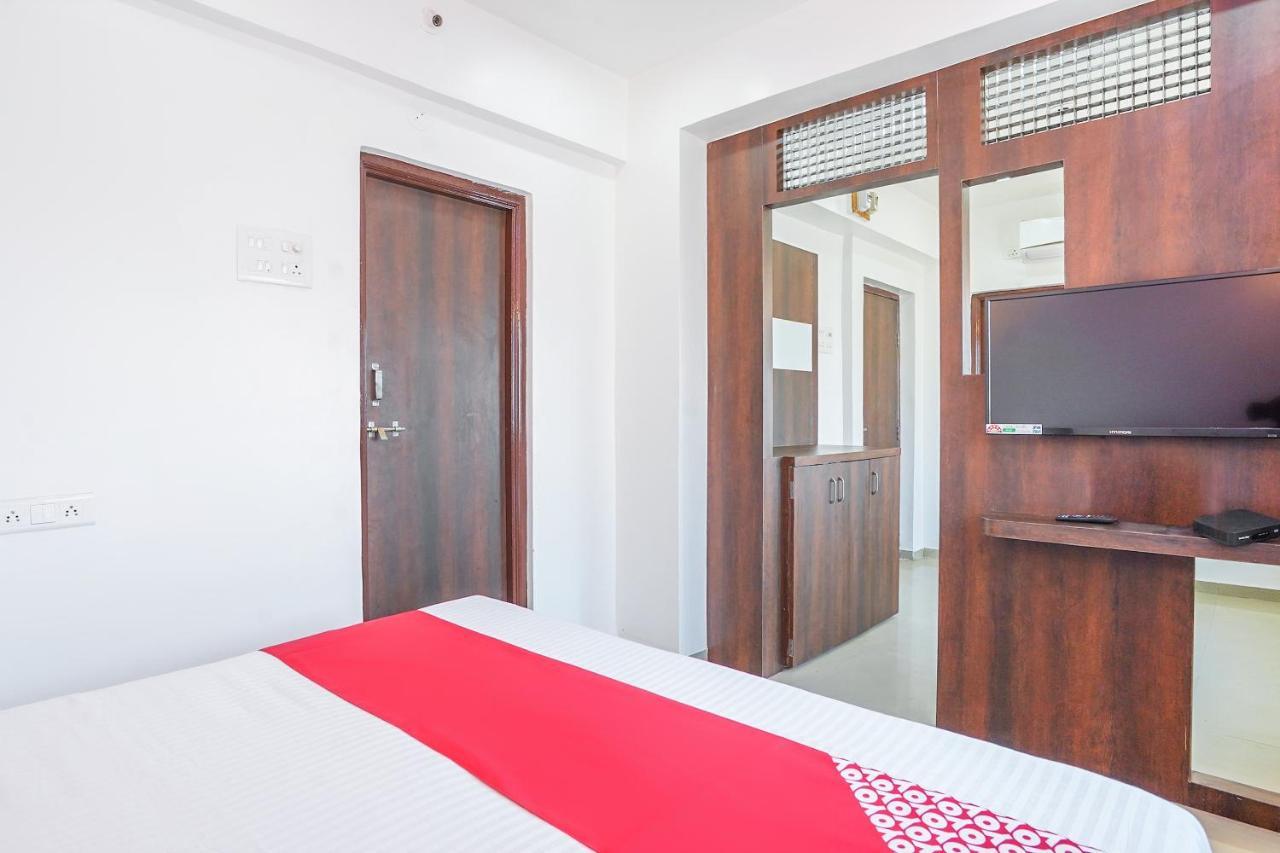 Oyo Flagship 70264 Hotel Vrindavan Mangvadi Exterior photo